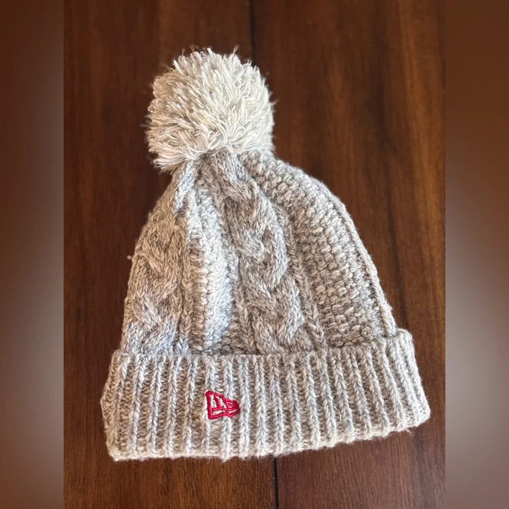 New Era Women’s Gray‎ Gold Shimmer Kansas City Chiefs Swift Cable Knit Pom Hat
